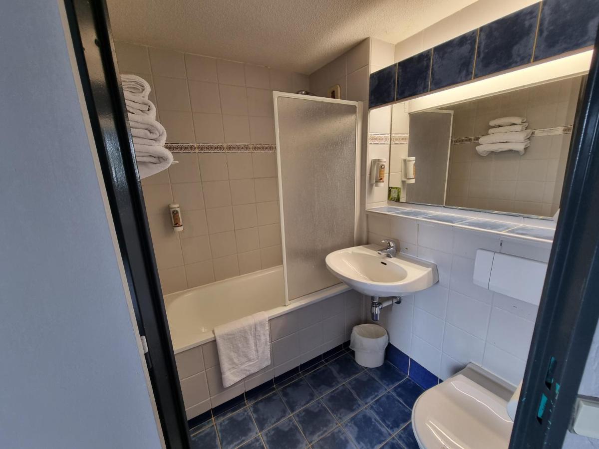 Hotel Restaurant Le Relais - Pau Nord Lons Екстер'єр фото