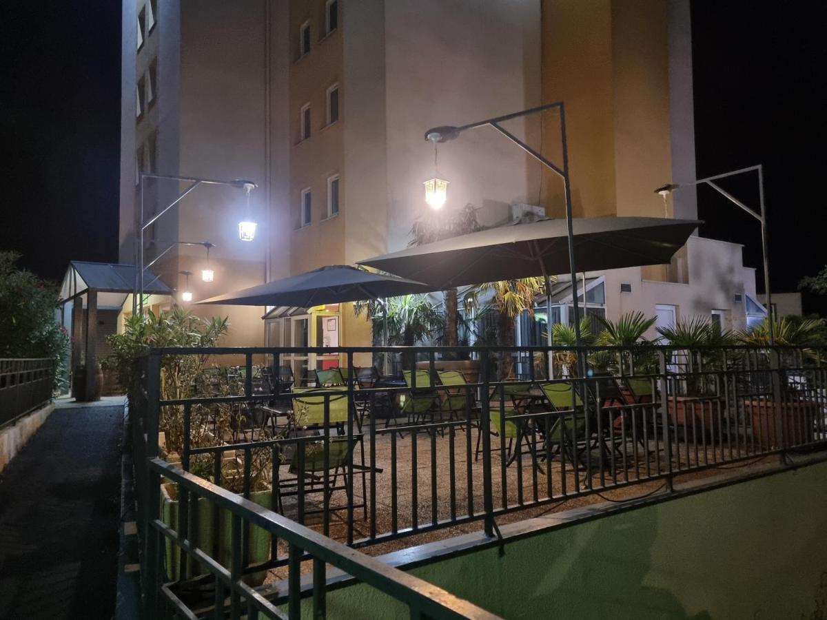 Hotel Restaurant Le Relais - Pau Nord Lons Екстер'єр фото