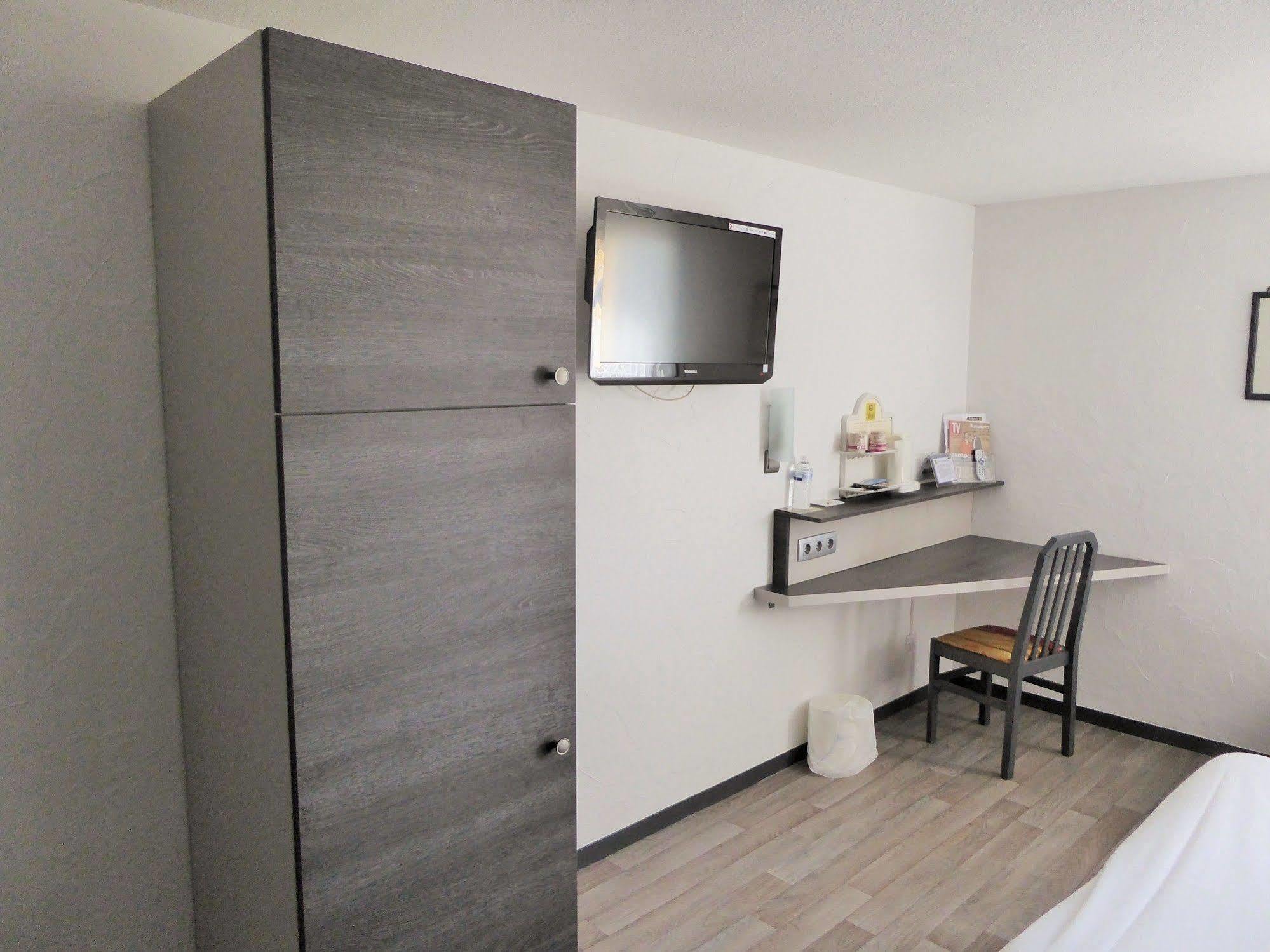 Hotel Restaurant Le Relais - Pau Nord Lons Екстер'єр фото